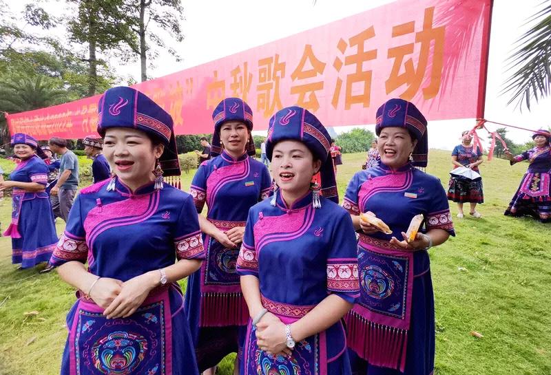 天南地北欢歌遥，颂歌唱得八哥愁。祖国繁荣更兴旺，人民心里有盼头！