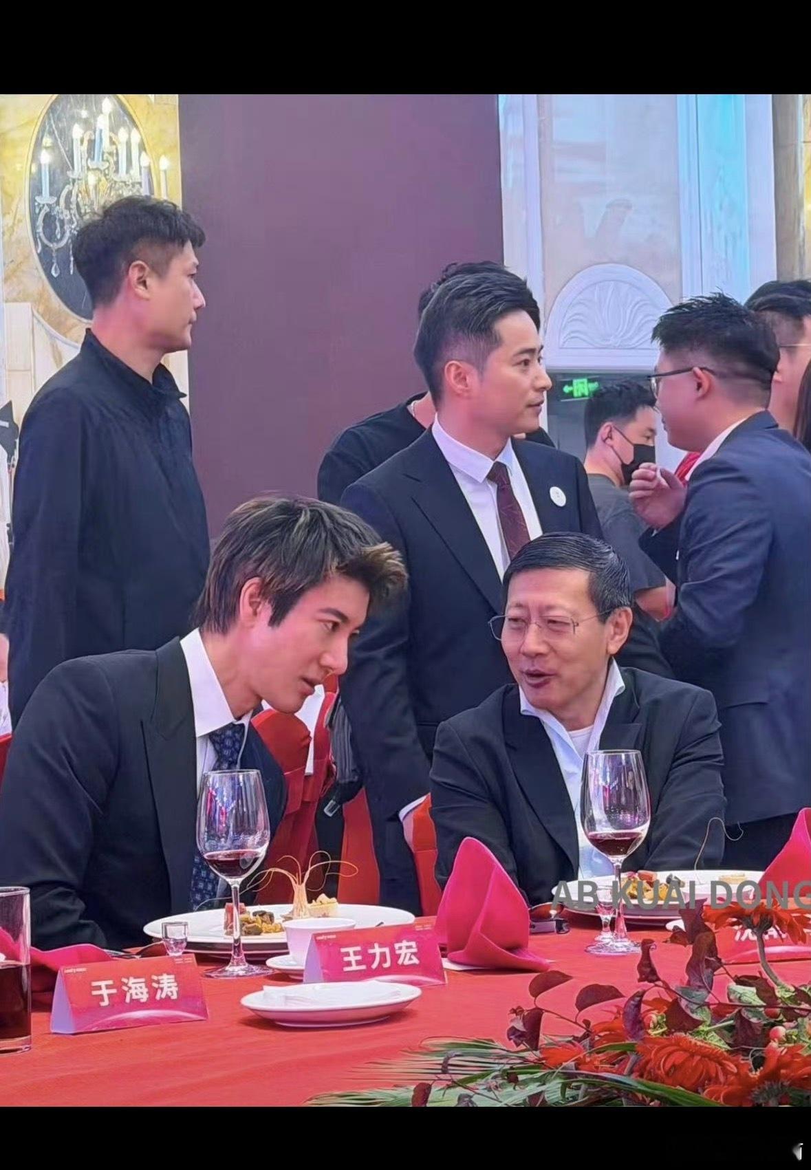 王力宏演唱会有了宇树机器人参演，双赢， 网友猜测，王力宏是不是投资了宇树，这个需