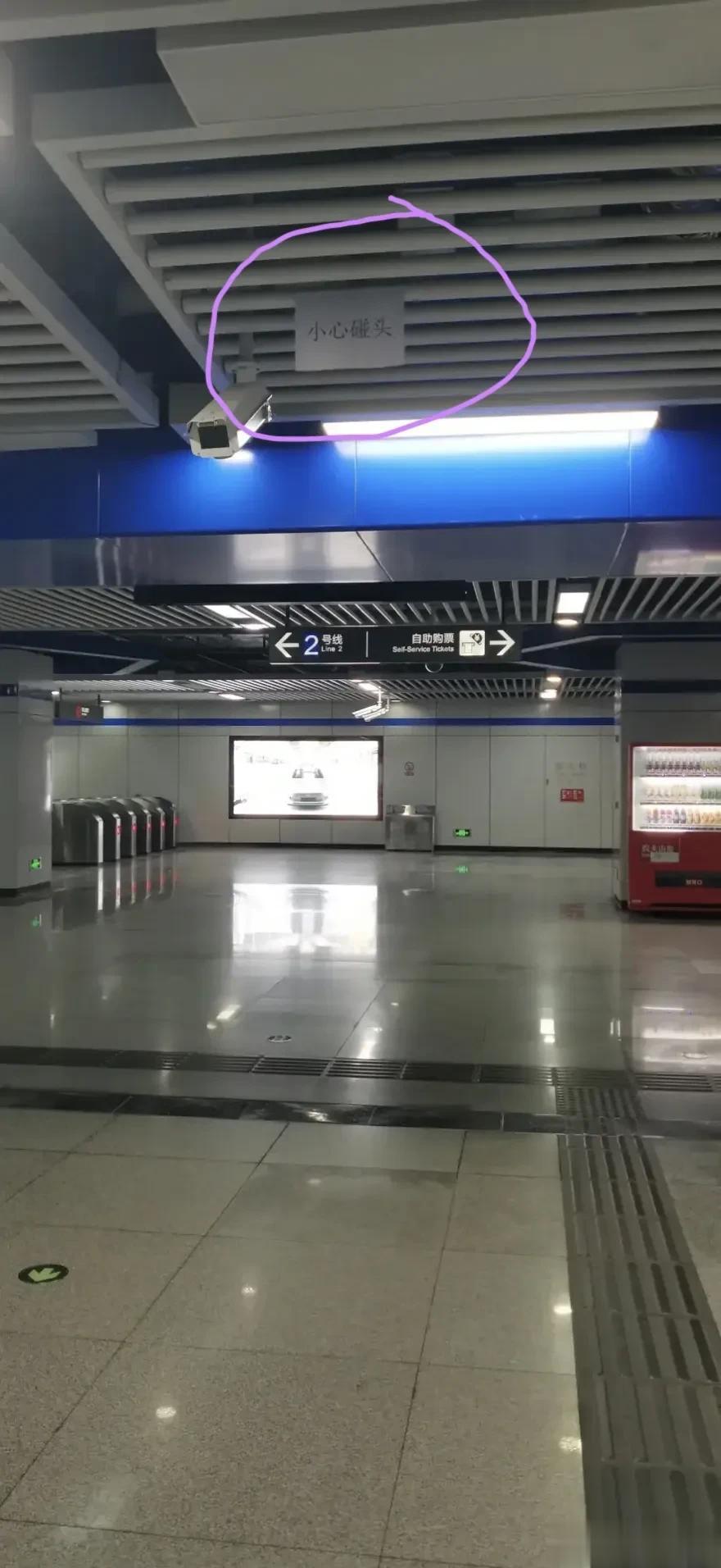 简直神操作:这高度目测大概有2米3左右，估计一年也不会出现这样升高的人走过这地方