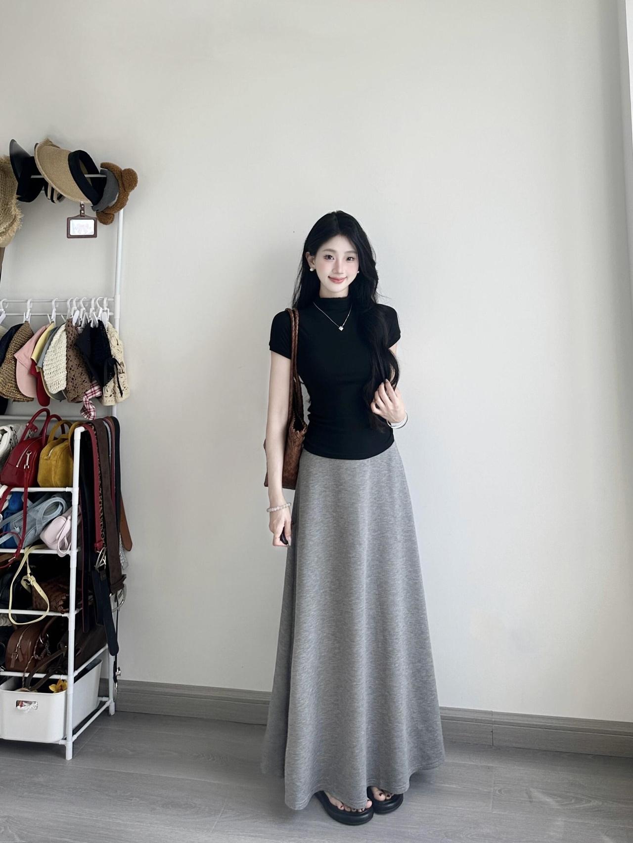 纯欲灵动温柔又撩人，不浓艳不做作，眉眼温柔自带氛围感，自然清新的样子最动人心。纯