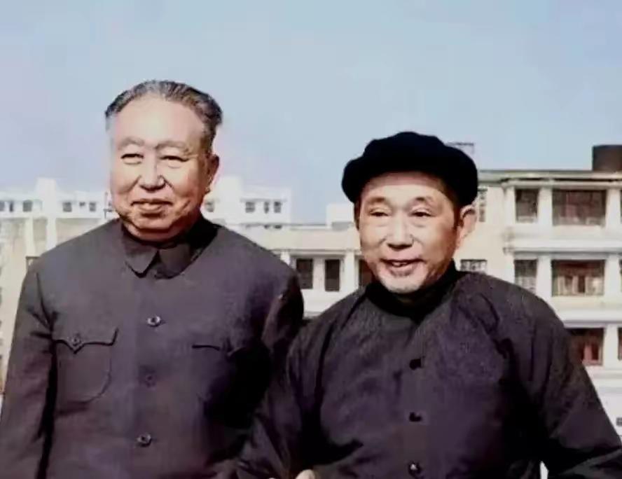 珍贵老照片！1990年华国锋重回故乡暖心一幕
 
1990年11月，定格一段温暖