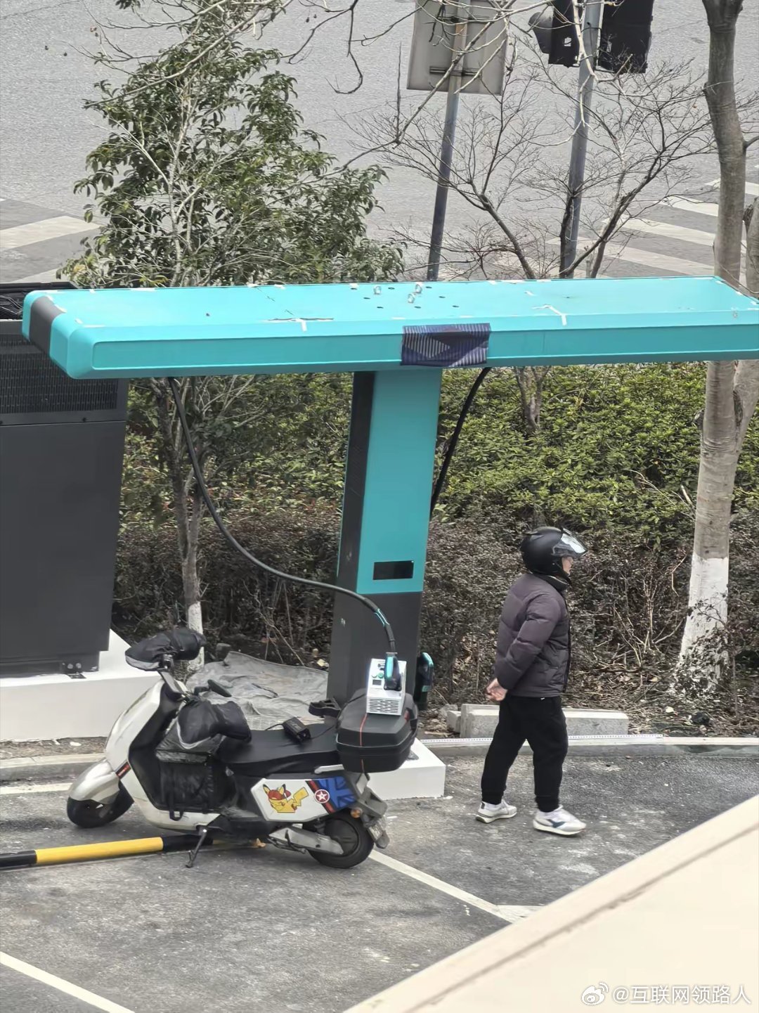 笑不活了，迪子兆瓦闪充，居然冲在了电瓶车上