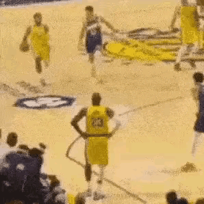 这是什么情况，詹姆斯站在底角，双手叉腰，看着队友和对手玩耍。
这说明，湖人被虐了