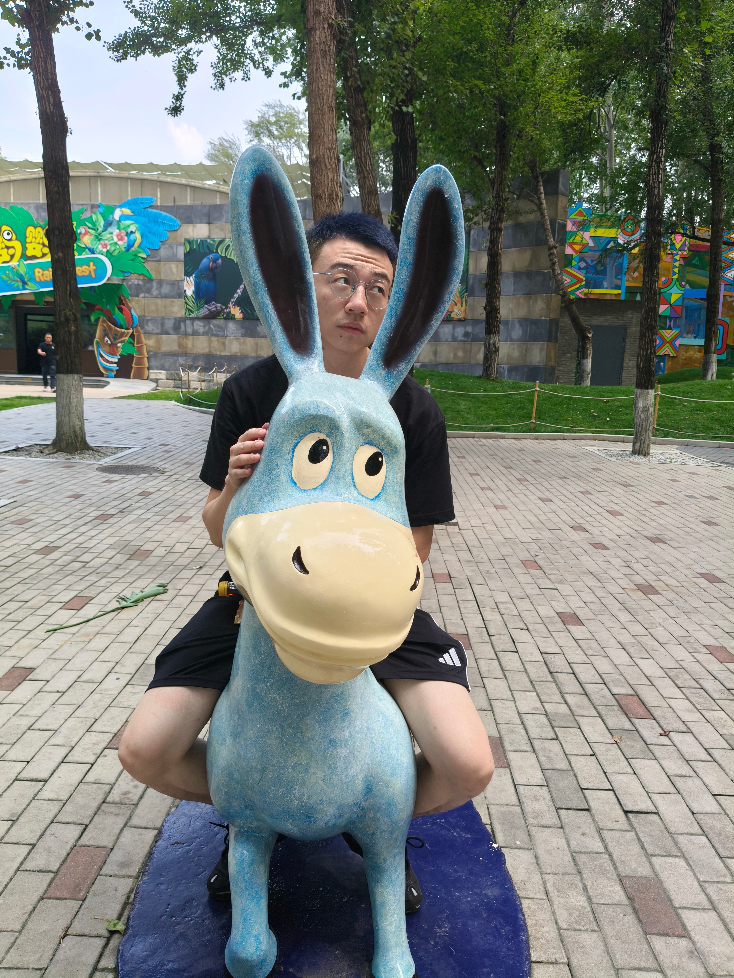 离开北京之前终于去了一次北野动物园！喂动物挺治愈，但我最喜欢的还是和动物雕塑互动
