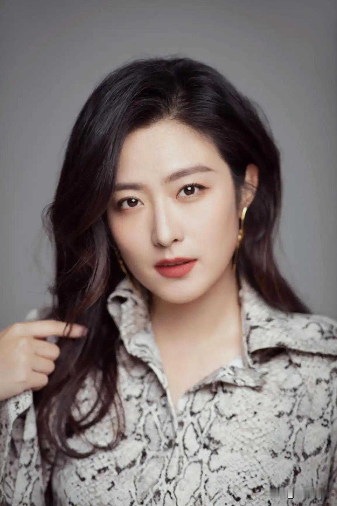 娱乐圈里有个女演员叫徐百慧，今年已经42岁了，从2002年中戏毕业就开始拍戏，二