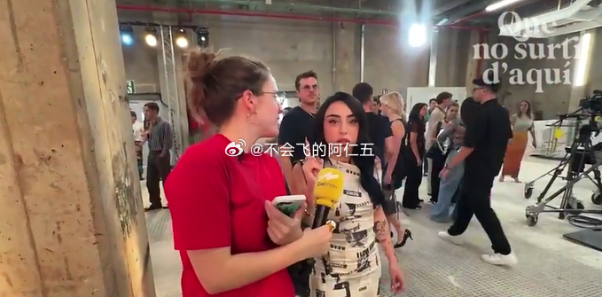 硬伤！亚马尔女友活动穿10cm恨天高，仍比女记者矮一头 ​​​