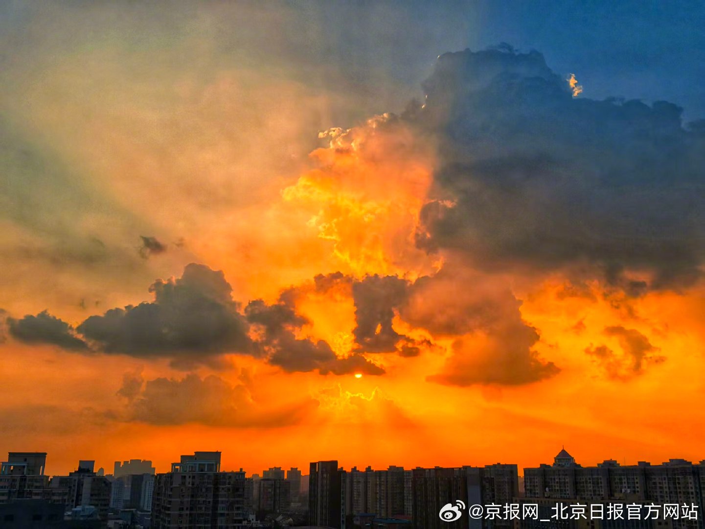 【#北京晚霞美到心尖上#】#北京盛夏晚霞热烈上线# 7月27日傍晚，北京迎来超美