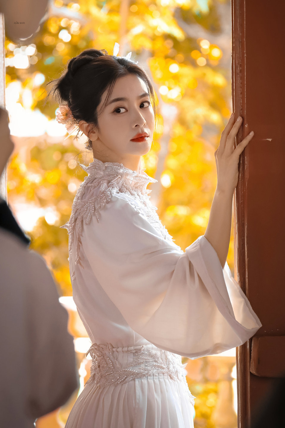 李晟簪的小小花 在泉州的巷陌里李晟发间那一朵素雅的簪花，真的好温柔好白月光谁懂…