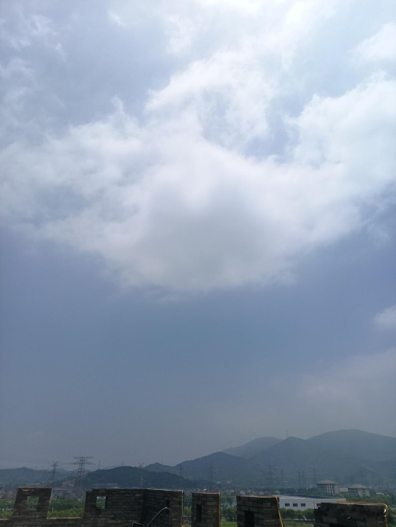 两千年前的赵国邯郸，商人吕不韦邂逅了在赵国当质子的秦公子异人。回家向父亲讨教后，