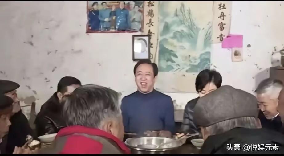 2018年许总衣锦还乡，和乡亲吃忆苦饭，稀饭煮地瓜，很有小时候的感觉。
当时他身