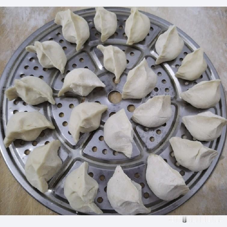 现在人吃饺子太方便了
有的人包好放到冰箱里
吃的时候会方便很多
有的人更聪明
煮