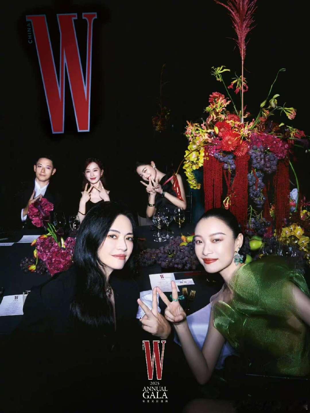 姚晨晒与刘诗诗倪妮辛芷蕾合照 姚晨晒美人们姚晨晒与刘诗诗倪妮辛芷蕾合照 ​​​