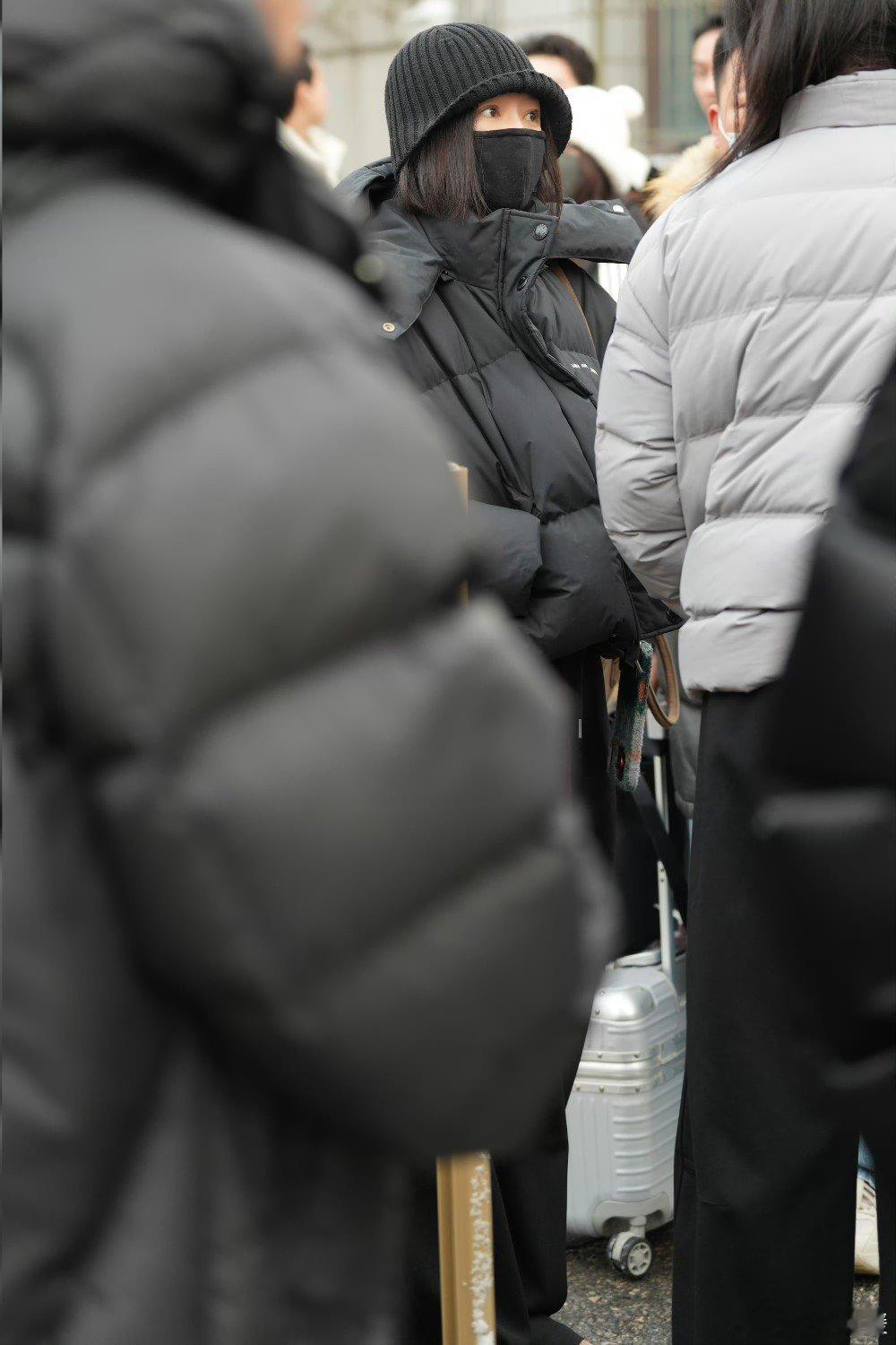 秦岚现身马年春晚彩排 秦岚参加春晚彩排，大雪天的路透好亮眼。黑色羽绒服一穿，保暖