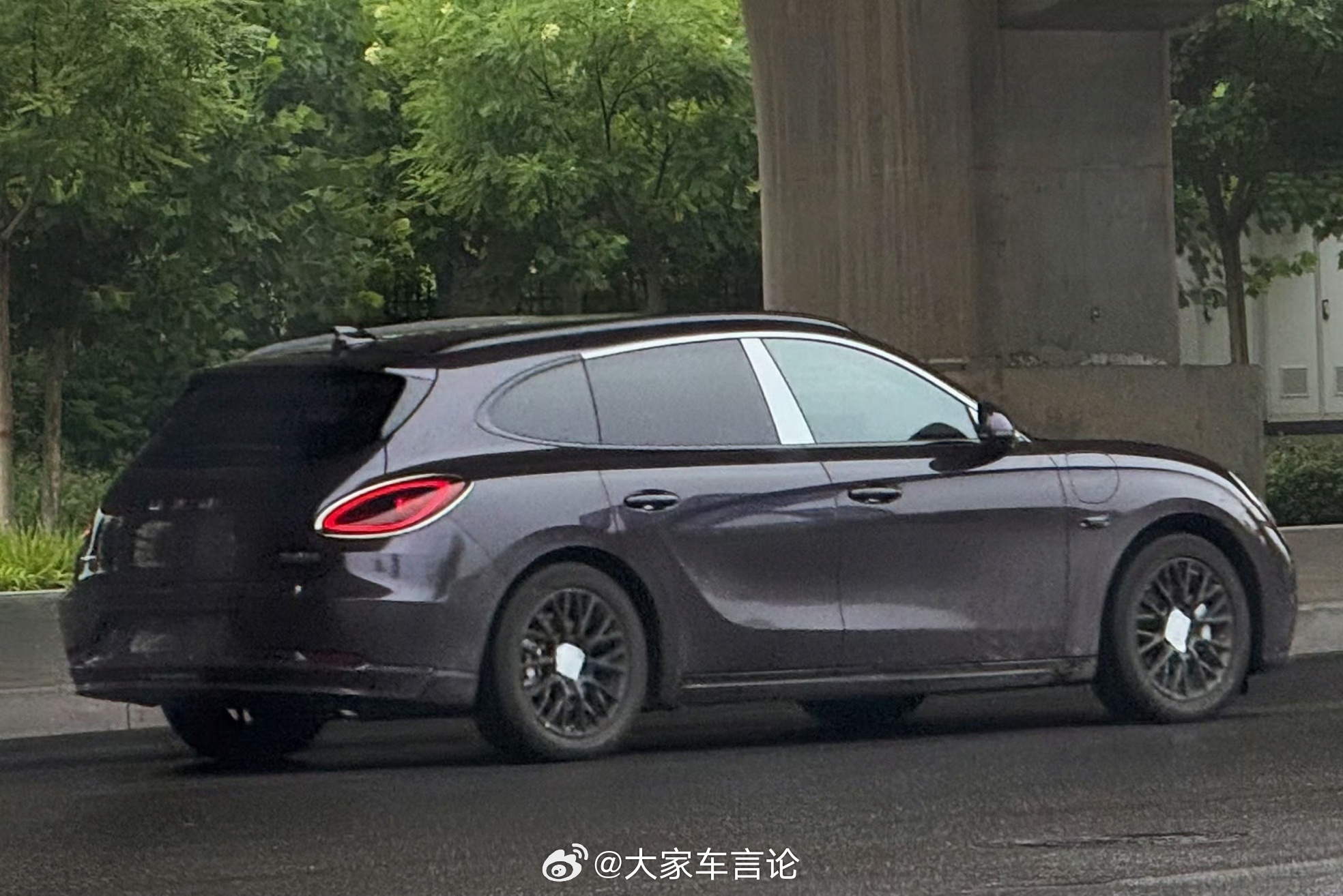 厉害的网友拍到欧拉7旅行车在路上了，这外观大家觉得如何呢？ 