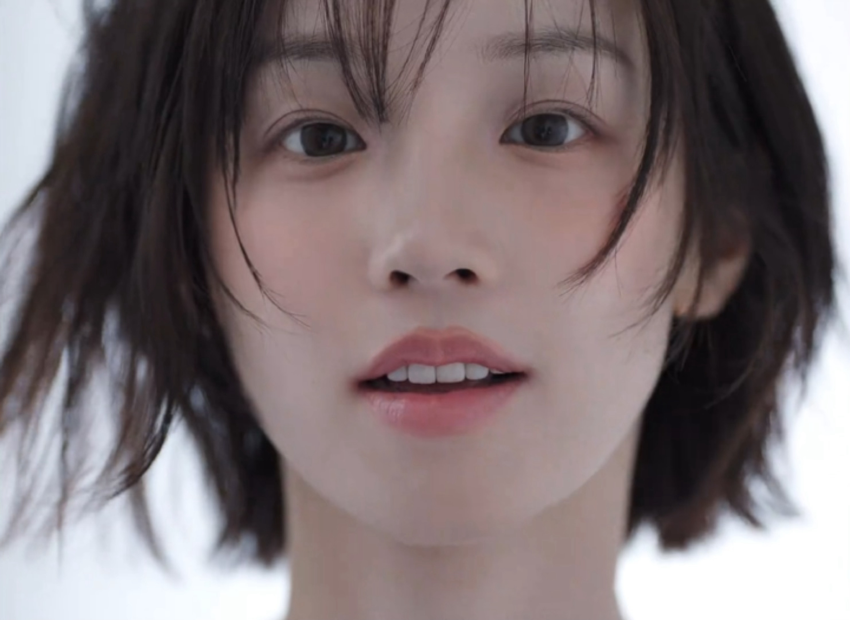 宋雨琦《二十七》专辑预告完全是电影质感啊....长发是成熟的冷都女，短发是明媚的