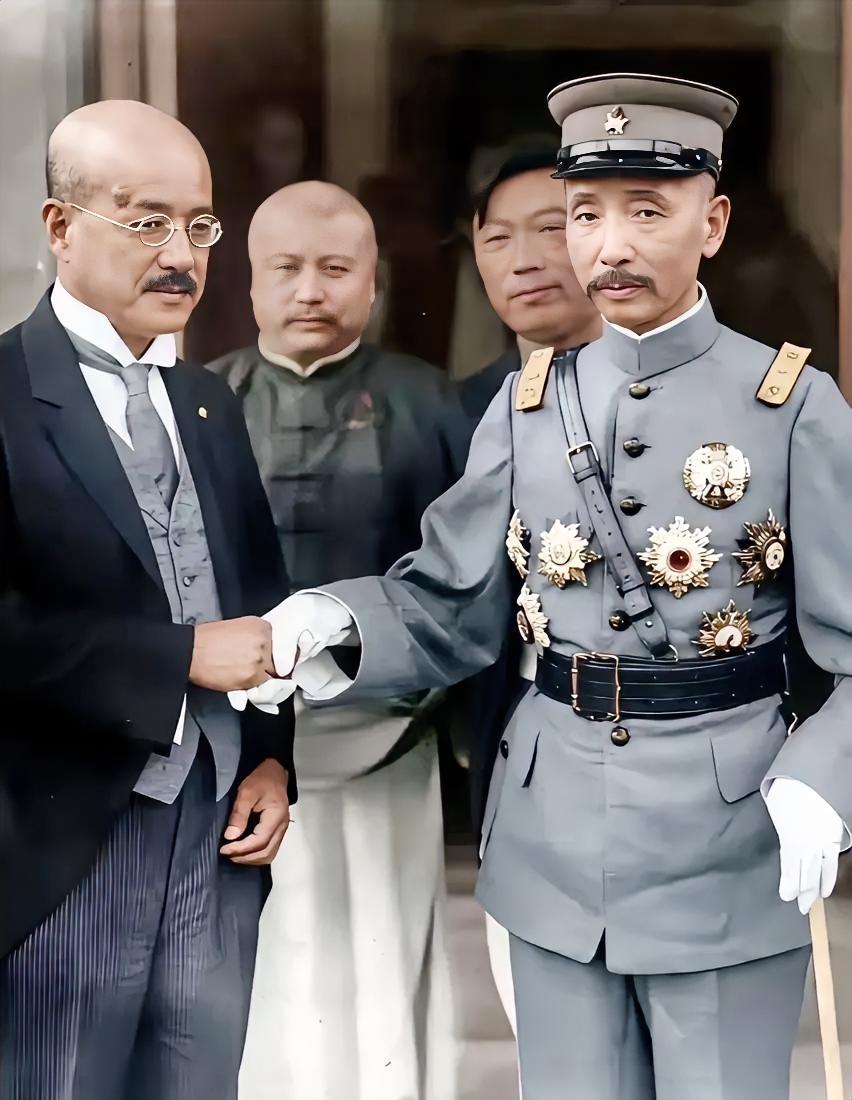1928年，张作霖与日本公使芳泽谦吉。照片里的老帅虽然身形瘦小，但一身戎装，眼神