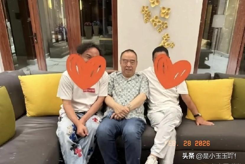 陈凯歌说，我现在老了，今年已经74岁了，和老伴陈红一起生活在三亚，享受着温暖的阳