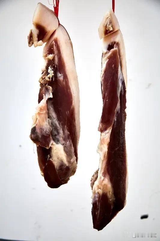 过年晒咸肉香肠本是增添年味的事，可总有人动歪心思。浦东的沈女士为过年腌了16斤咸