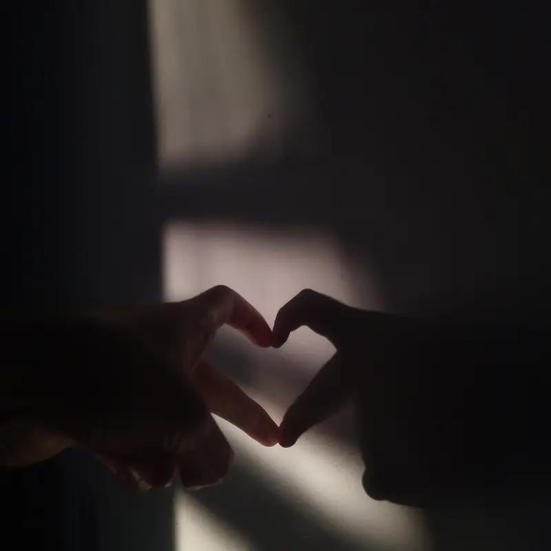 原生家庭是泥沼，我偏要活成自己的光。
这句话，像是一把利剑，直击许多人心底那片阴