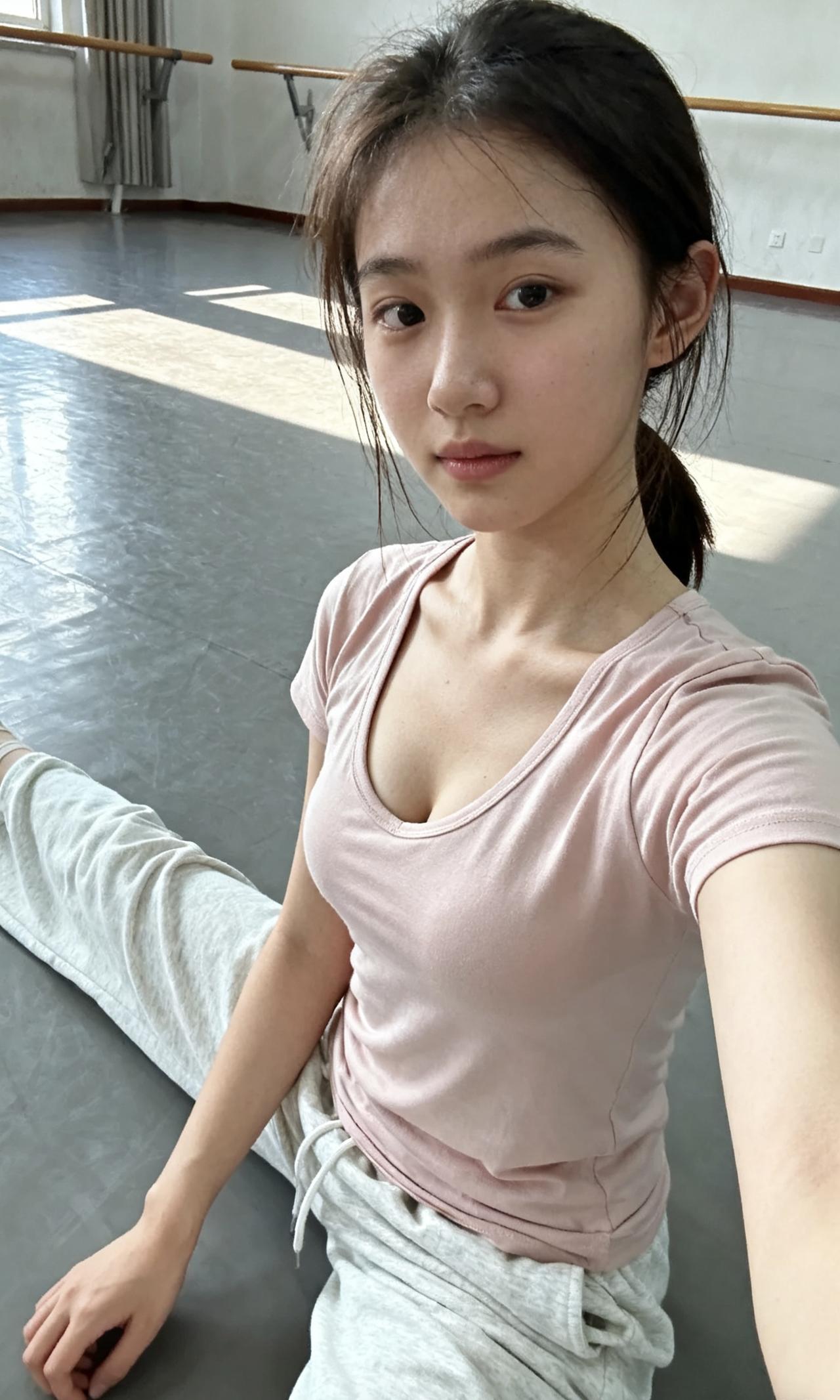 一字马少女的日常✨ 柔韧与甜美并存！
谁说练功房只有汗水？
爱上舞蹈 分享美少女