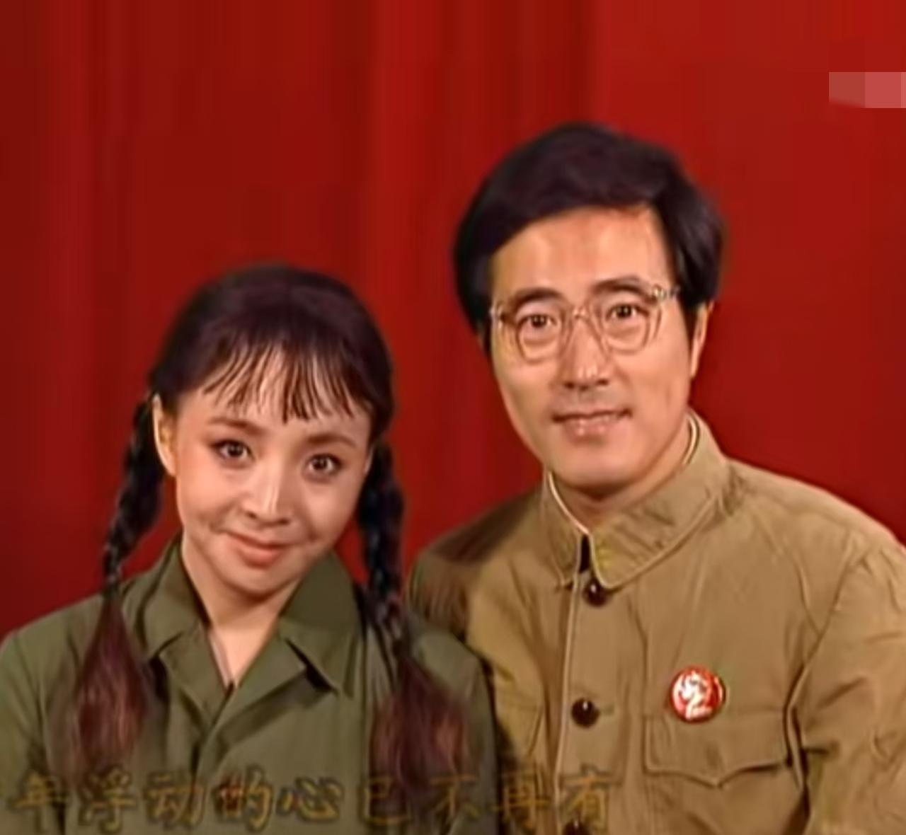 《我爱我家》这剧，现在回头看，简直是顶级的人间讽刺。
导演英达，一边拍着“阖家欢