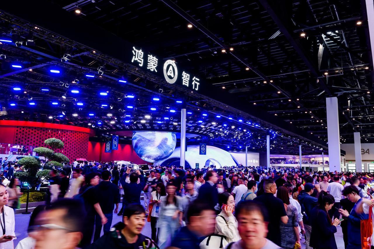 鸿蒙智行引领淘汰赛，体系化能力成胜负关键
智能汽车同质化加剧，行业加速收敛，胜负