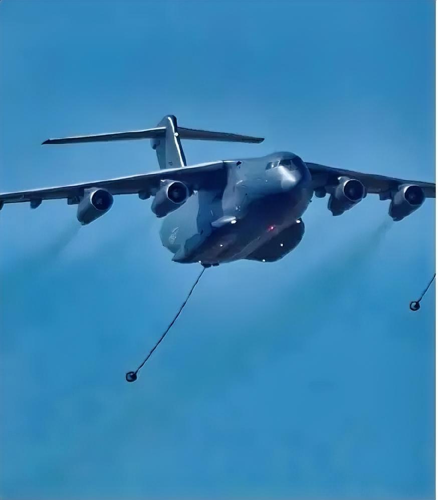 中国战机飞6000公里到非洲！多国开绿灯，这波操作藏两大硬核实力 
 
一条横跨