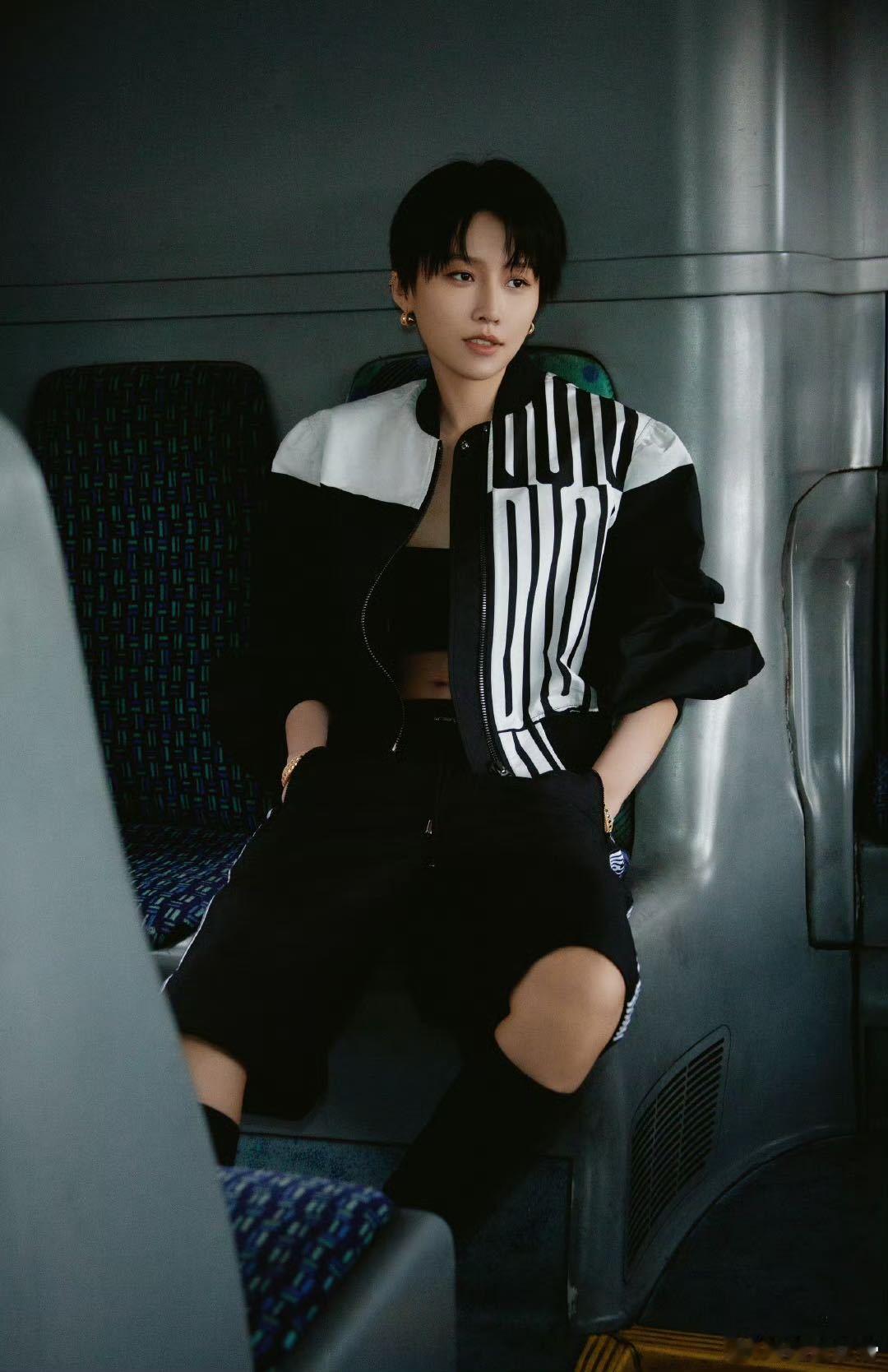 刘雨昕升title  热烈祝贺刘雨昕斩获雕的新title：全球品牌大使、肌活蕴能