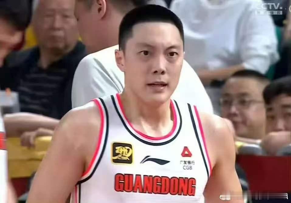 上届杭州亚运会关键时刻一鸣惊人的违体犯规，直接葬送领先优势，导致球队在主场丢冠。