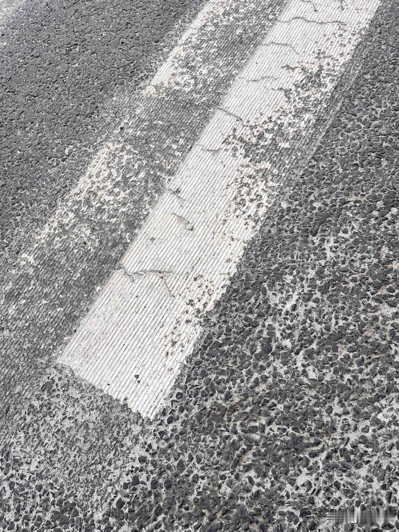 上海路政部门还是听劝的，路上这种线原来是突出来的，遇到下雨天很滑，许多骑电瓶车的