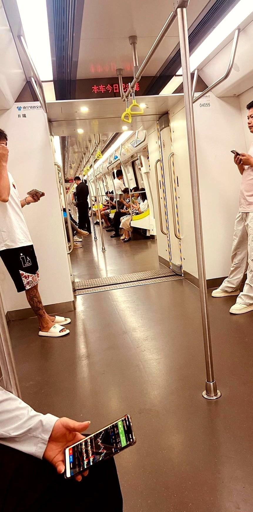 我再也刷不到那位朋友了。

他是个退伍老兵，爱玩石头。我刚注册头条，起名“努力去