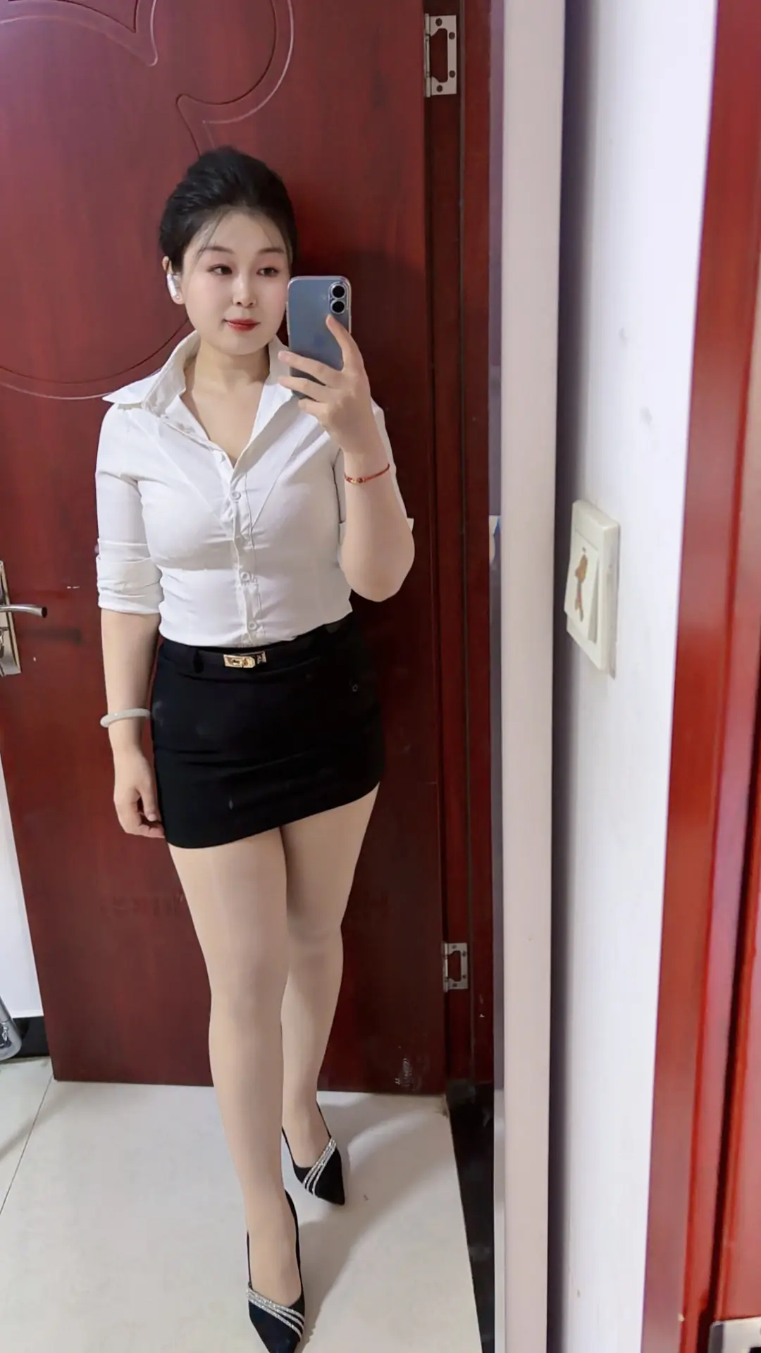 女人不一定要浓妆艳抹，看着顺眼就好
