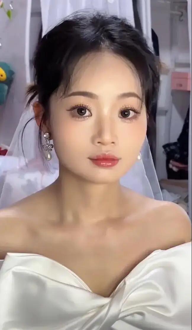 贵州新娘换了套敬酒服，回来一看人走光了，菜吃完了，酒足饭饱以后，宾客自觉的撤了！