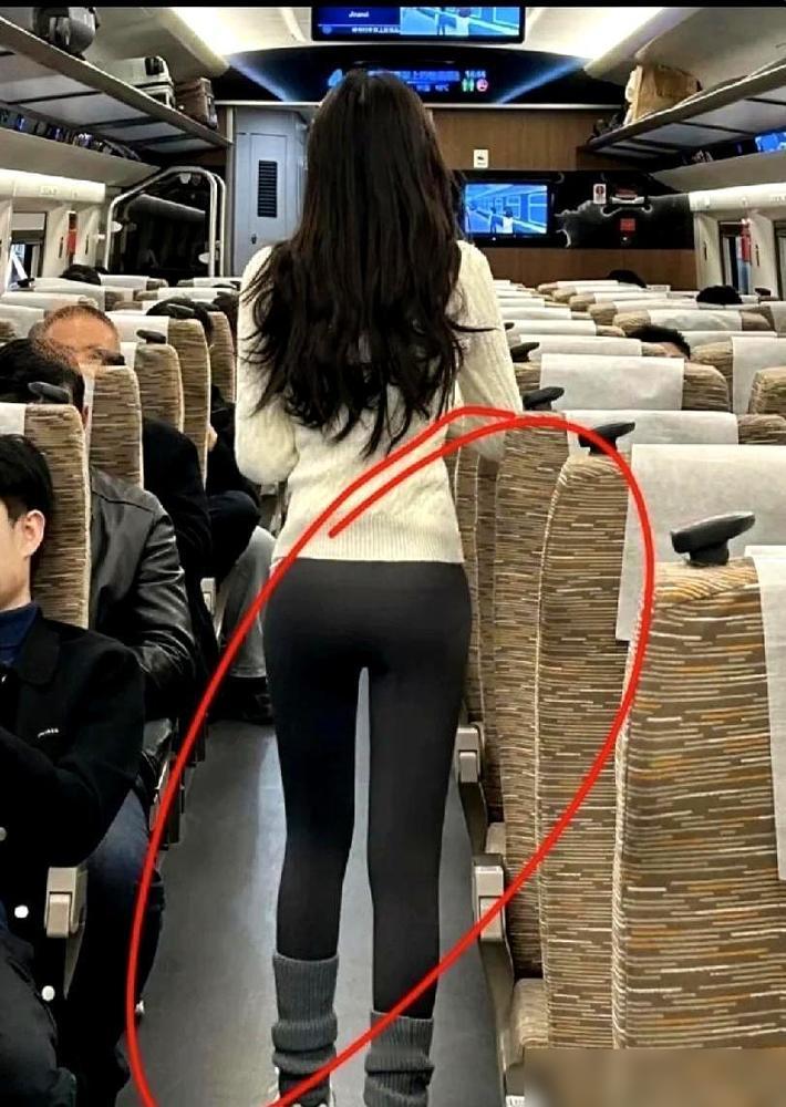 那条在高铁上消失的座椅缝隙，把周围人的假模假式震得稀碎。

极度贴身的线条就那么