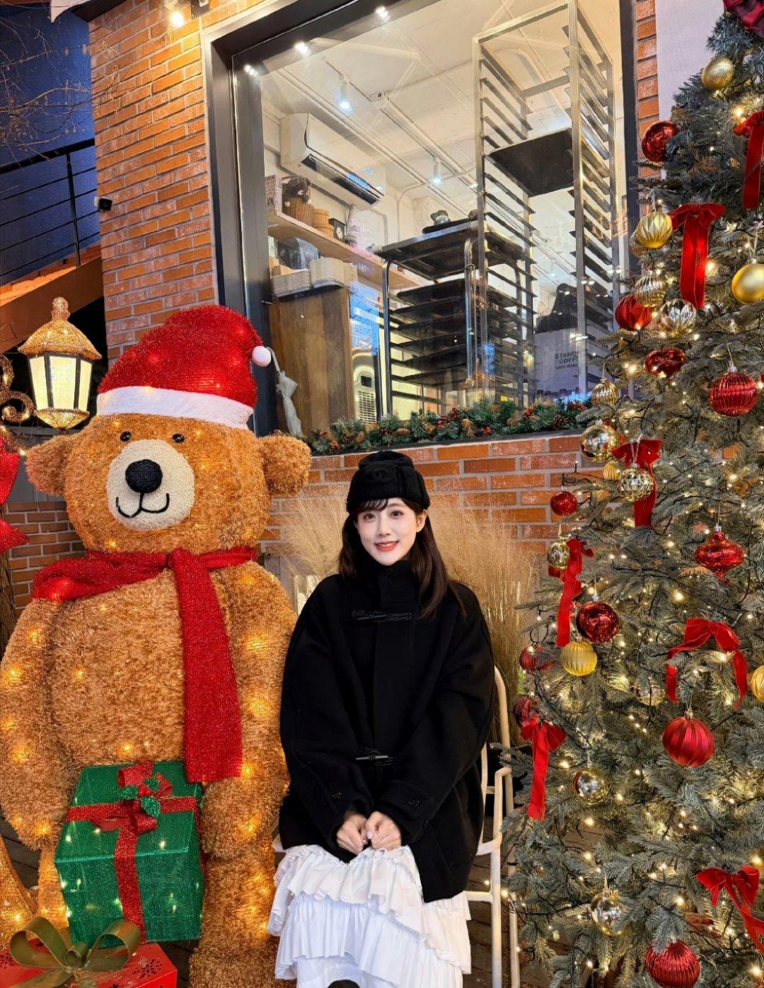 李艺彤你怎么这么萌呀，边打车边发，时间管理的很好了～ 