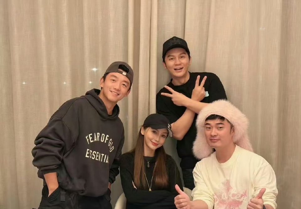 angelababy郑恺陈赫李晨合影了，梦回跑男兄弟团