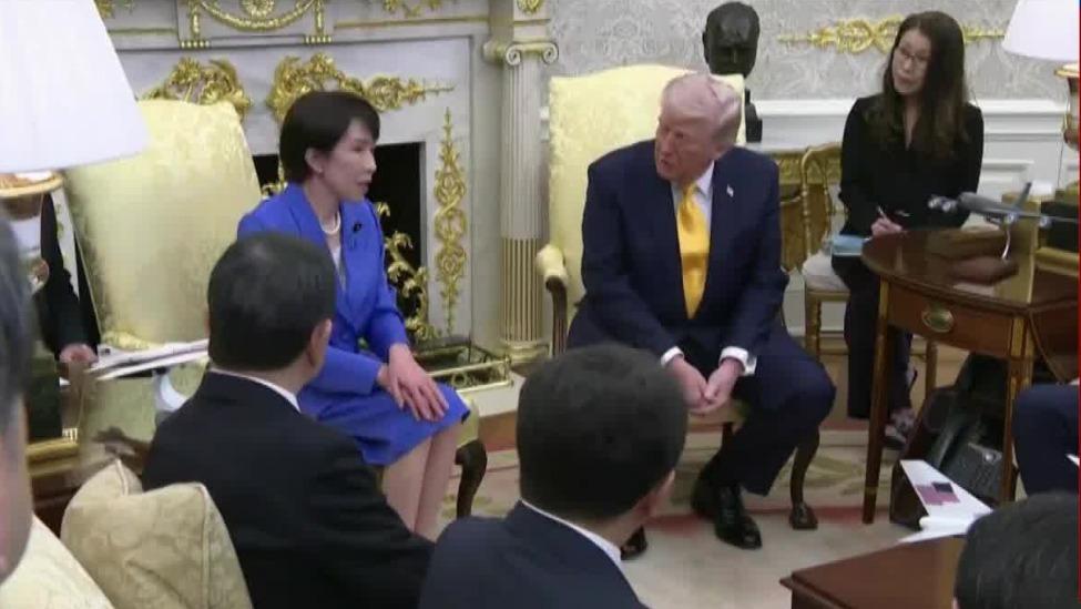 被右翼绑架了的日本，像他们的首相高市早苗一样没出息。特朗普当着高市的面，旧事重提