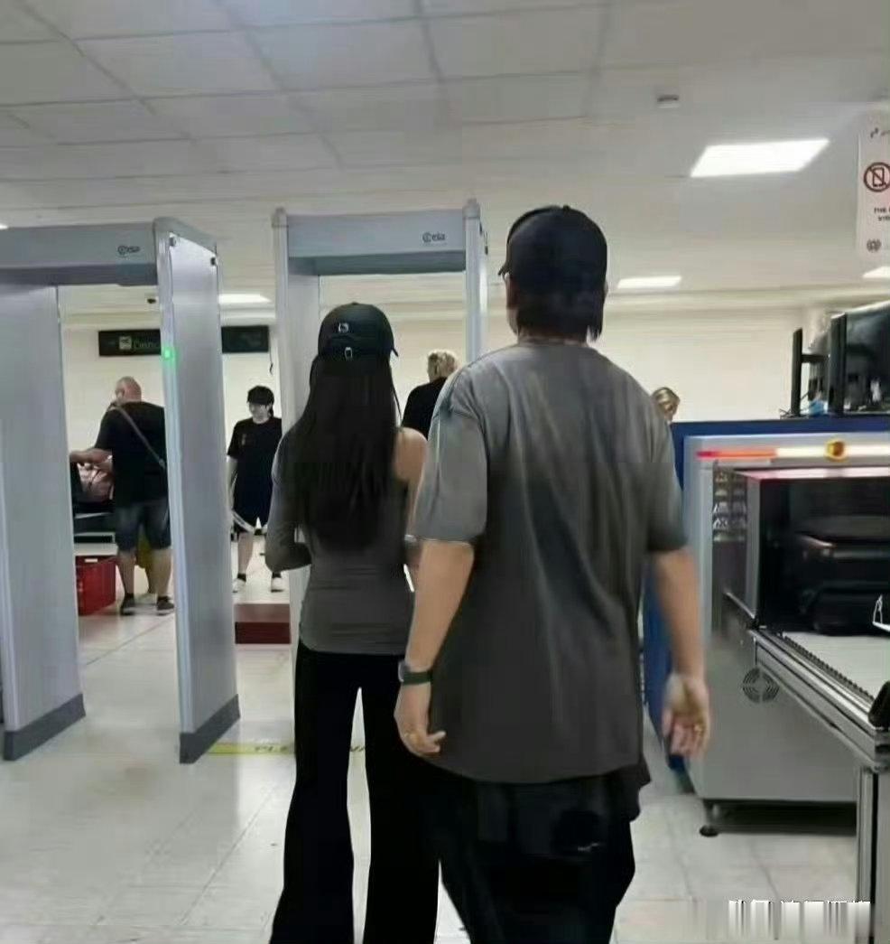 胡彦斌被传分手后剪头 第一次见瓜和后续挨这么近的！分手爆料刚出，胡彦斌剪头照就流