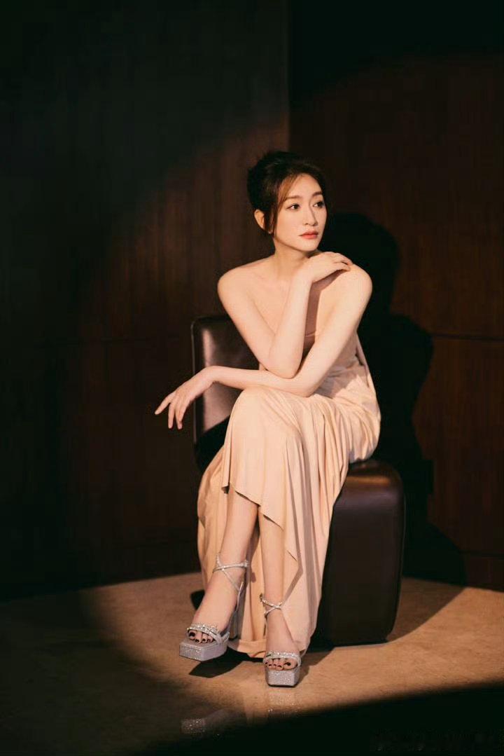 李小冉唱歌进步对比一公的青涩笨拙，如今演唱流畅自然，音准精准气息平稳，情感表达真