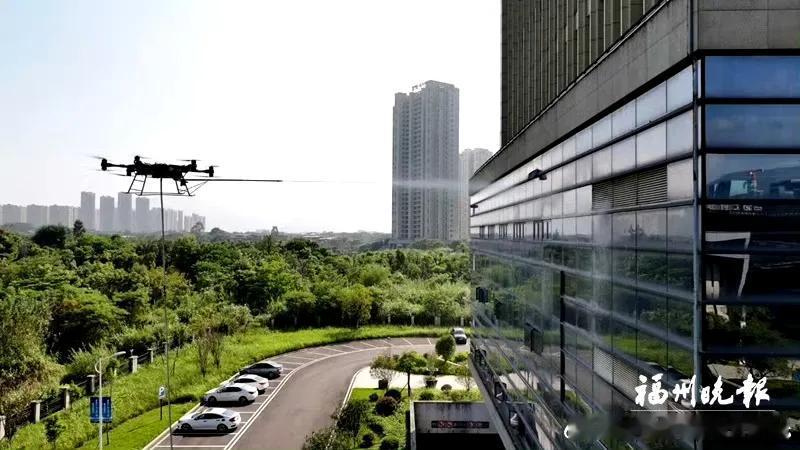 【我市首次使用无人机冲洗高楼玻璃幕墙 】

高新区“榕创汇”无人机小镇，18日开
