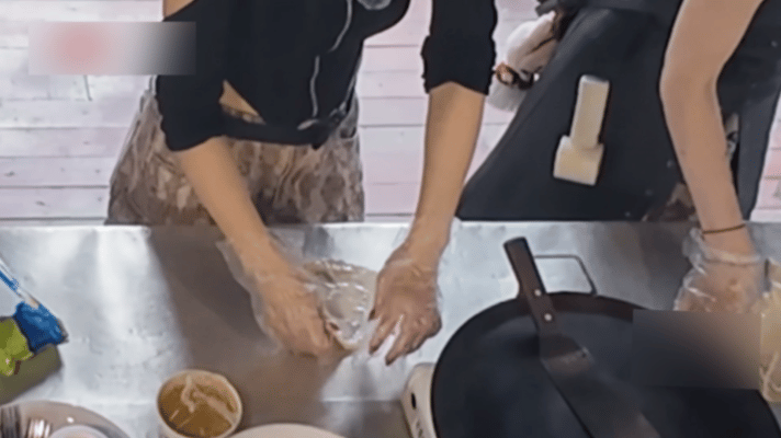 袁娅维摊饼没有狠活儿全是技术 在节目中尝试做印度飞饼，论搞笑还得是tia，成型的