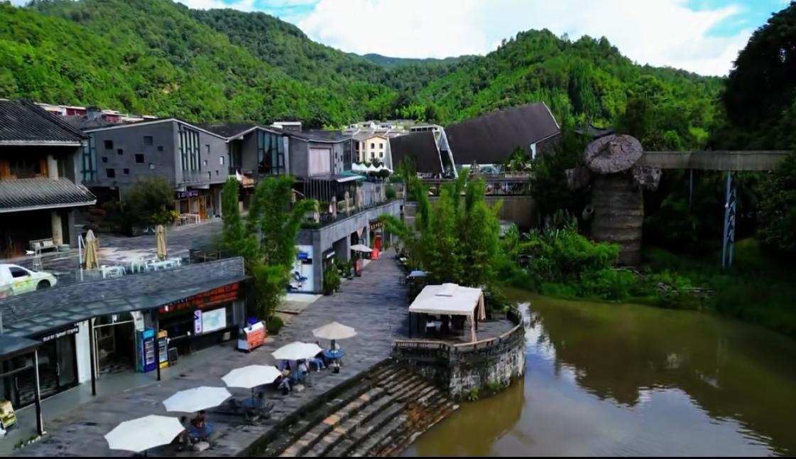 卸下工作的重担，慢下来享受退休时光。闲时散步观景，读书品茶，打理日常琐事。不必追