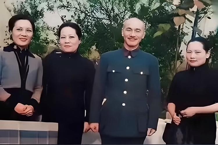 1942年在重庆蒋介石与宋氏三姐妹