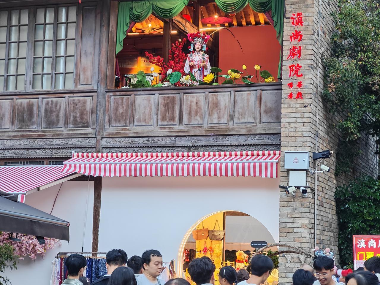 王健林已经被限制高消费了，我们还有什么理由去高消费呢？
     自力更生，艰苦