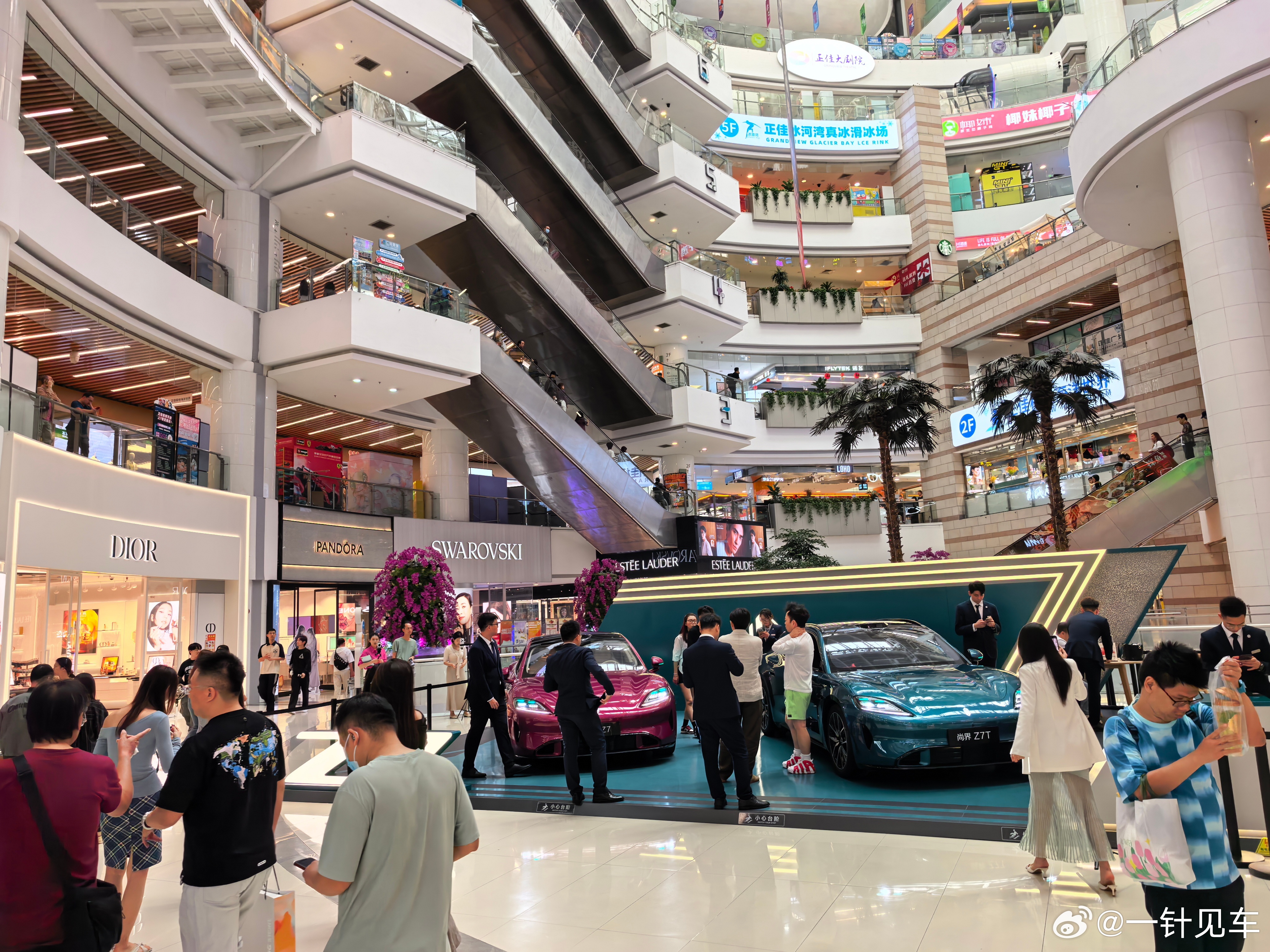 忘了发，昨天下午路过正佳，拍了些从斜上方俯视尚界Z7、Z7T的图。工作日白天想蹲