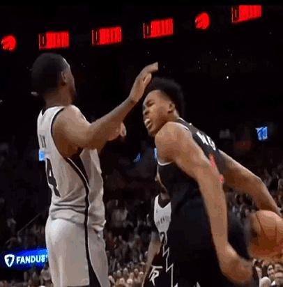 小狐狸那球，差点把马刺的十连胜给摔没了。
 
最后一分钟，福克斯杀进内线脚下打绊