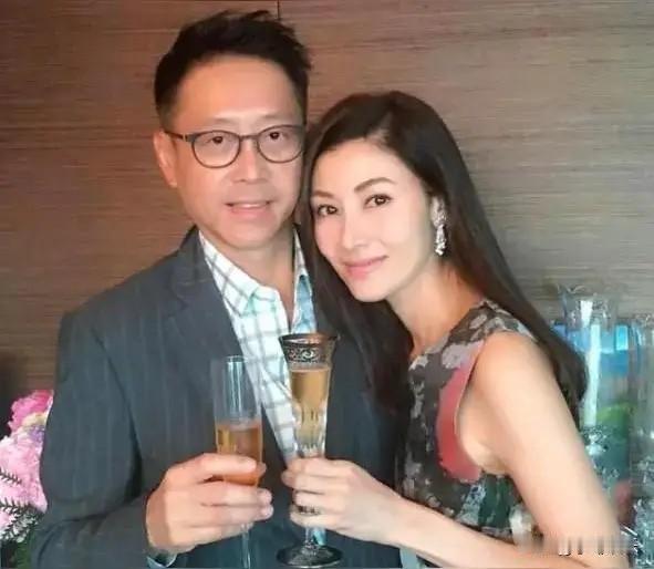女明星们都羡慕李嘉欣，她嫁得极好，老公英俊非凡，家境富裕至极。年轻时，李嘉欣情史