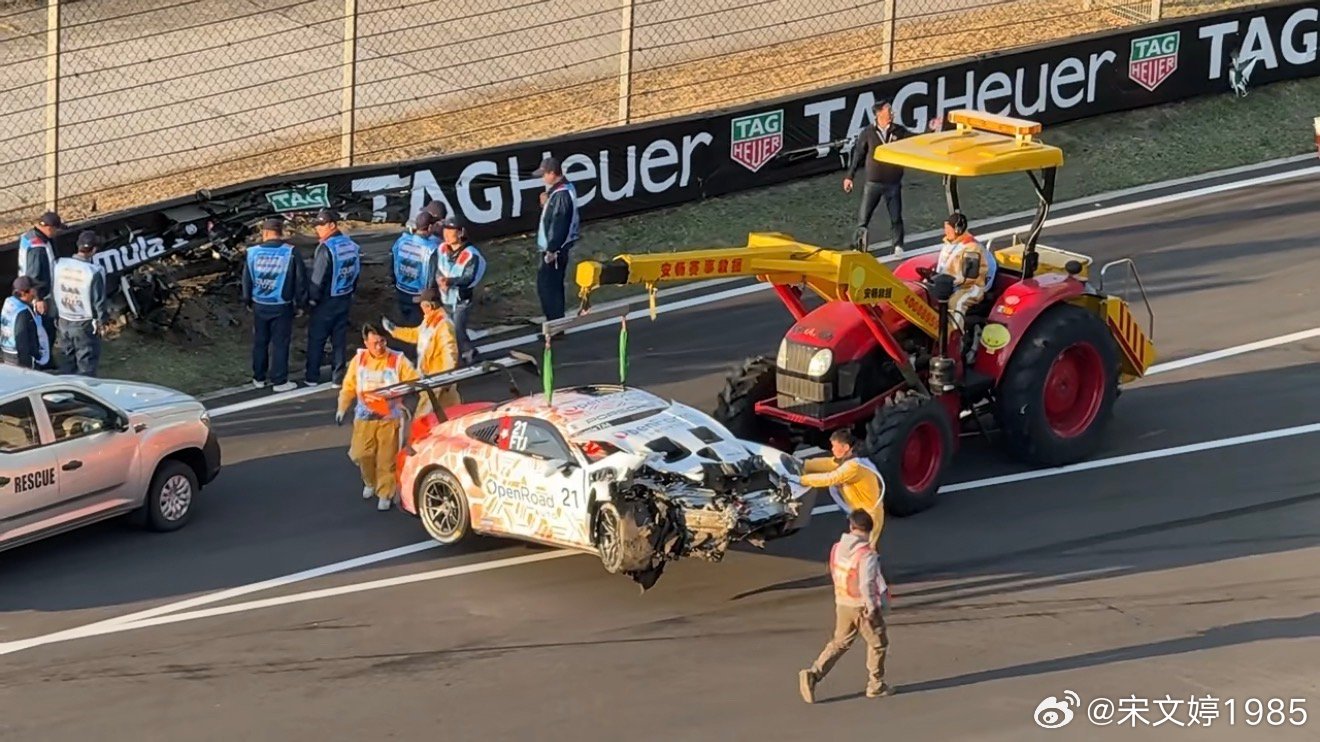 给F1打垫赛的保时捷卡雷拉杯，昨天发车就撞得很严重：人是被抬出来的，警航直升机直