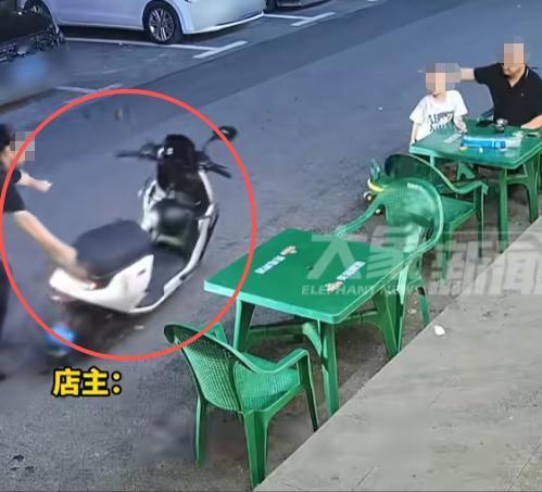 10月16日，上海，一女子见饭店门口有辆电动车挡住汽车行驶，便上前挪车，谁知她刚