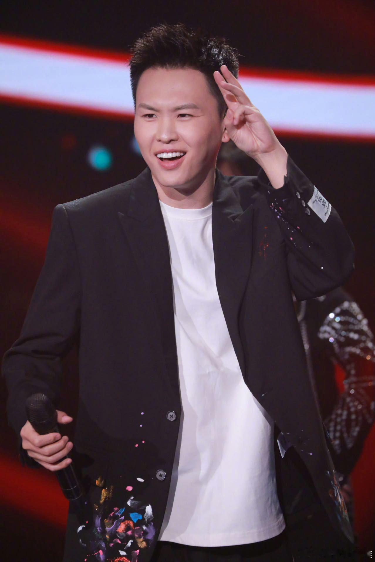 张玮差点当场炮轰王蓉魔力歌先生 🎶双人舞台实力演绎《我去》，张玮情绪到位，王蓉